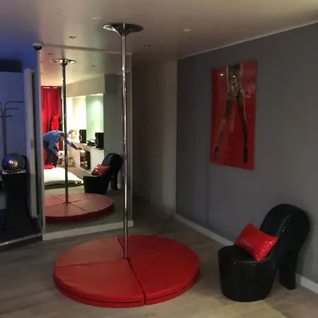 Liefdeshotel Spabyelleetlui Rouge Ou Bleu Moeskroen
