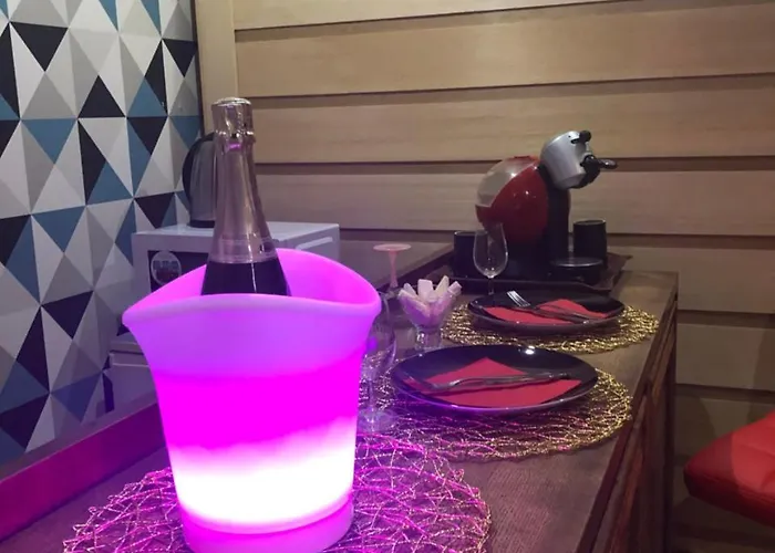 Spabyelleetlui Rouge Ou Bleu Love hôtel Mouscron